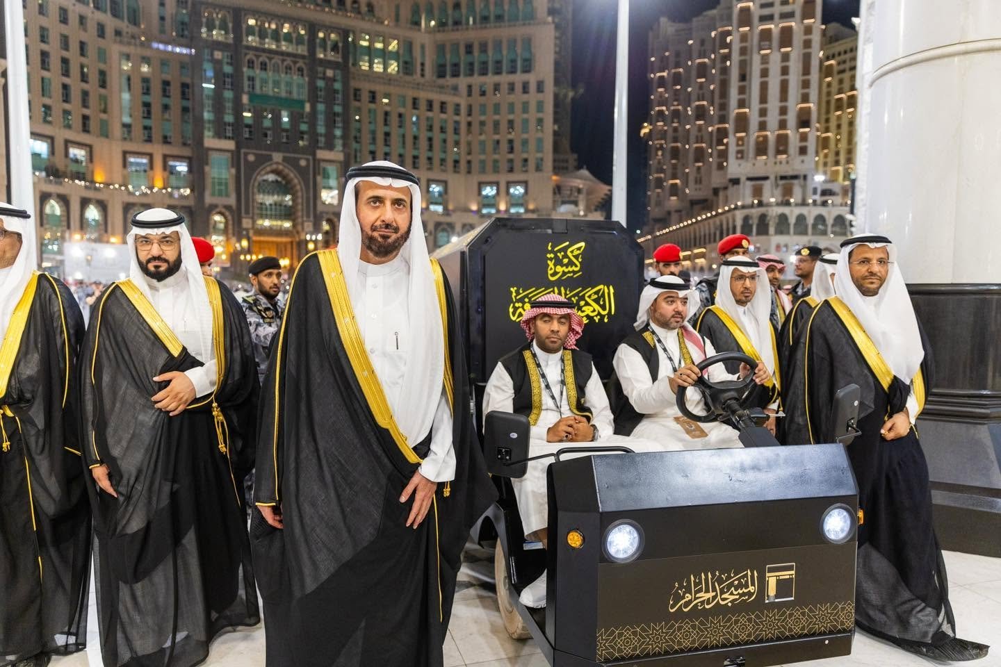 Trailer Pengangkut Kiswah Masuk Masjidil Haram, Ka'bah Bersiap Kenakan Kiswah Baru